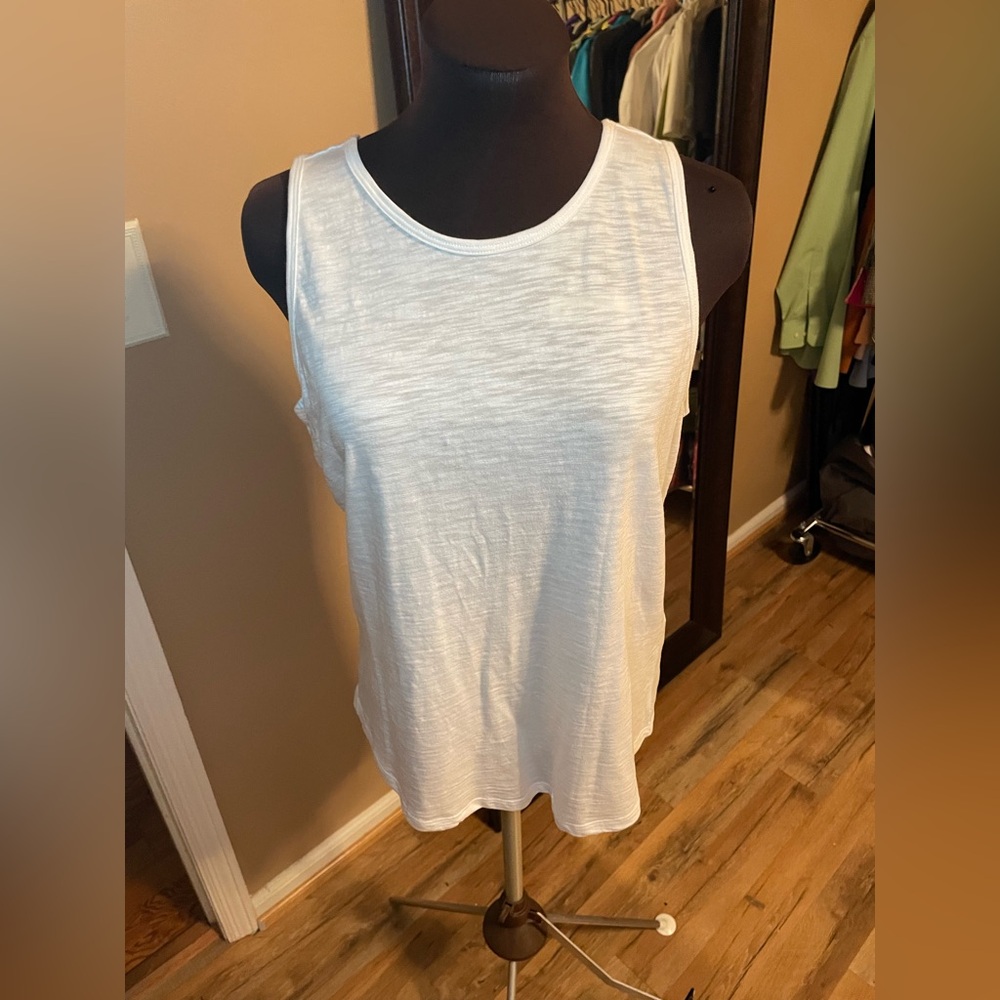 🤍White House🖤 Black Market White Sleeveless Relaxed Tank Top